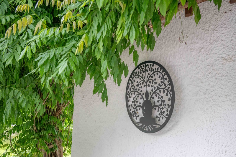 dekoelement an der außenwand hängend