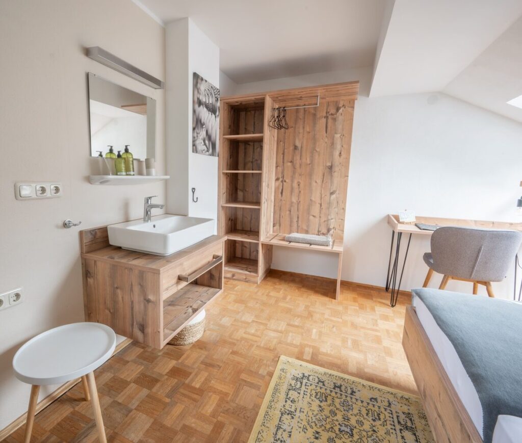 Helles, renoviertes Doppelzimmer im Mountain Retreat Center
