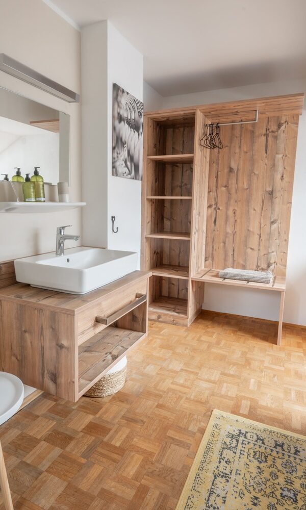 Helles, renoviertes Doppelzimmer im Mountain Retreat Center