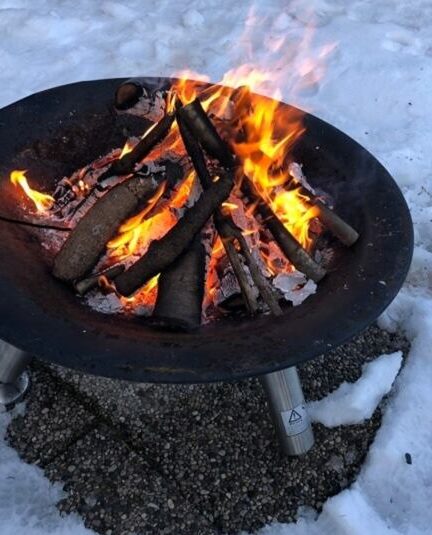 Feuerstelle auf Schnee im Freien