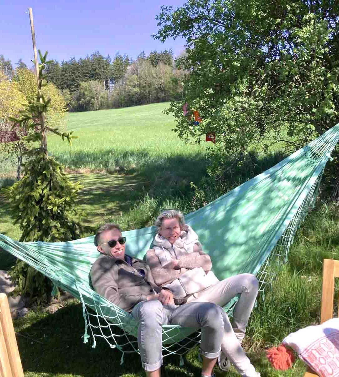Sonja Miko und Samuel Miko liegen in der Hängematte