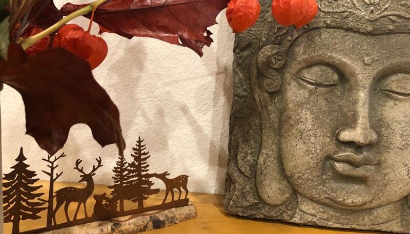 buddha mit dekoration