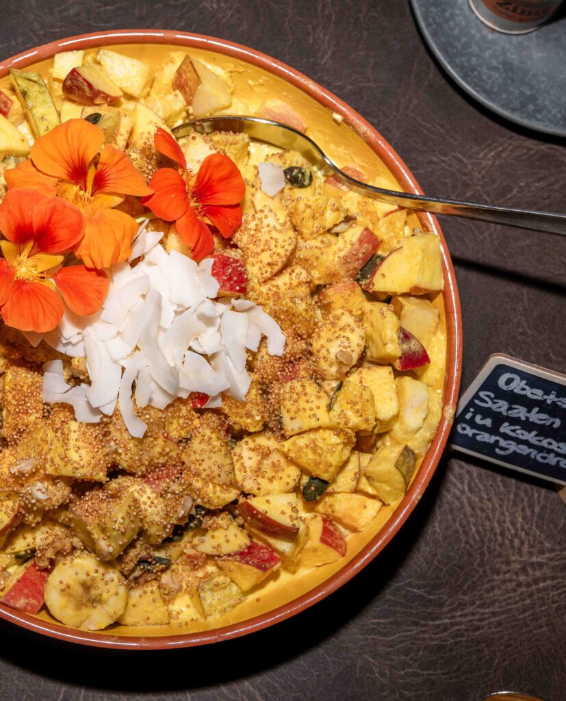 Bunter Obstsalat mit Blüten dekoriert