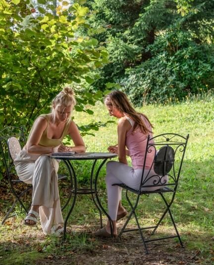 Zwei Frauen am Tisch im Freien
