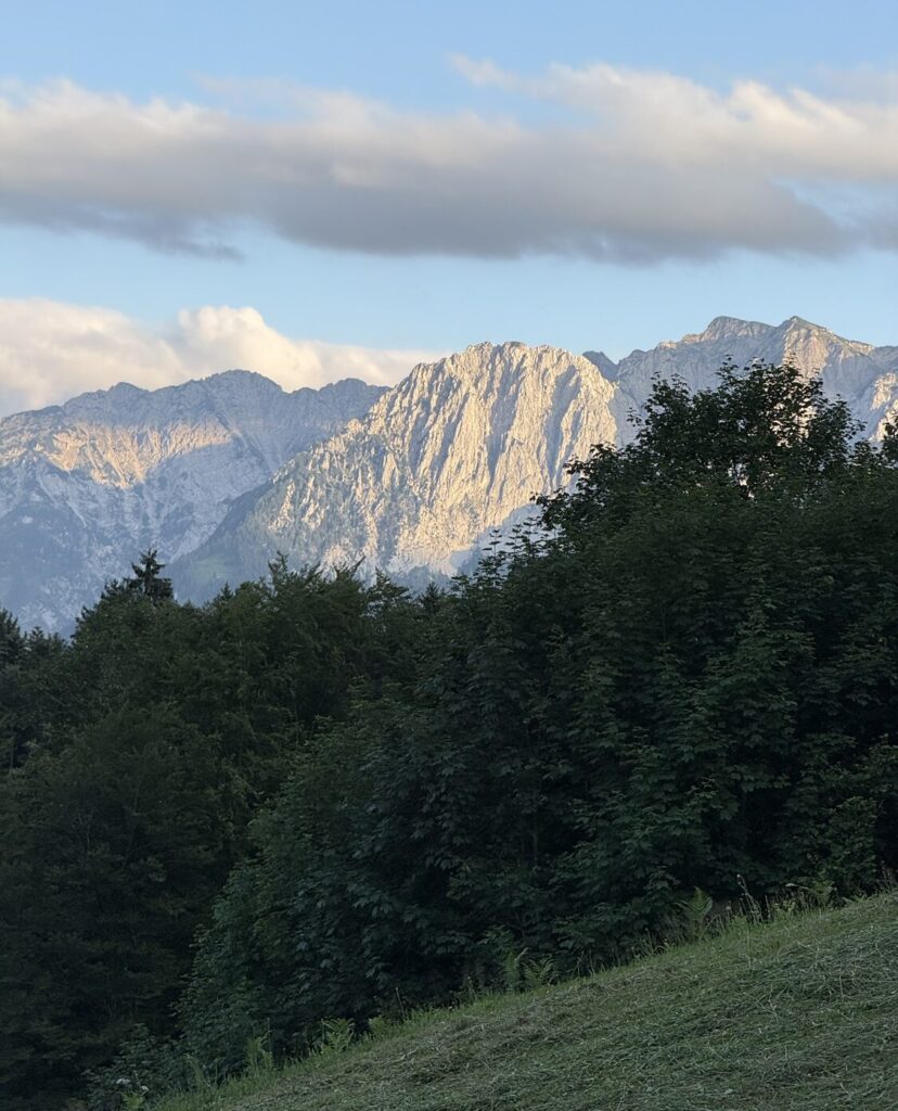 Blick auf eine Berglandschaft unter blauem Himmel