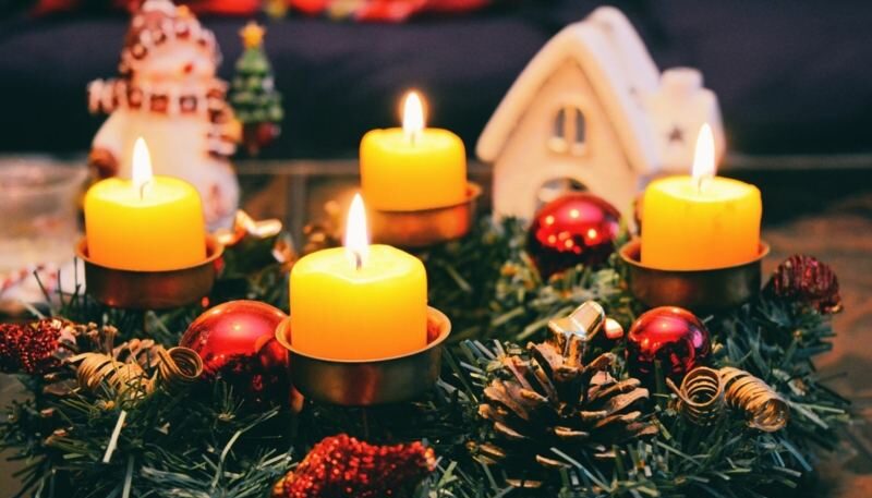 Adventkranz mit 4 brennenden Kerzen