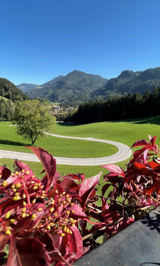 Blick vom Mountain Retreat Center ins herbstliche Chiemgauer Tal mit Bergpanorama