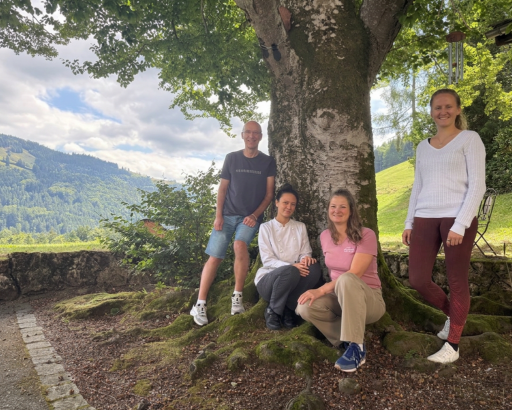 Vier Personen unter einem Baum