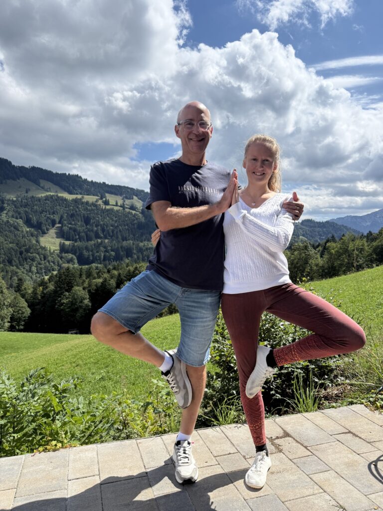 Zwei Personen im Freien, posierend.