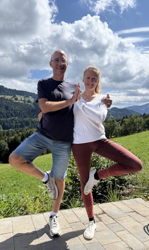 Zwei Personen im Freien, posierend.