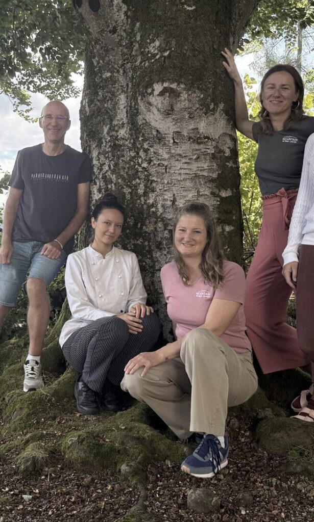 Gruppe von fünf Personen unter Baum