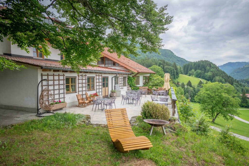 Terrasse des Mountain Retreat Centers mit Blick in die Natur