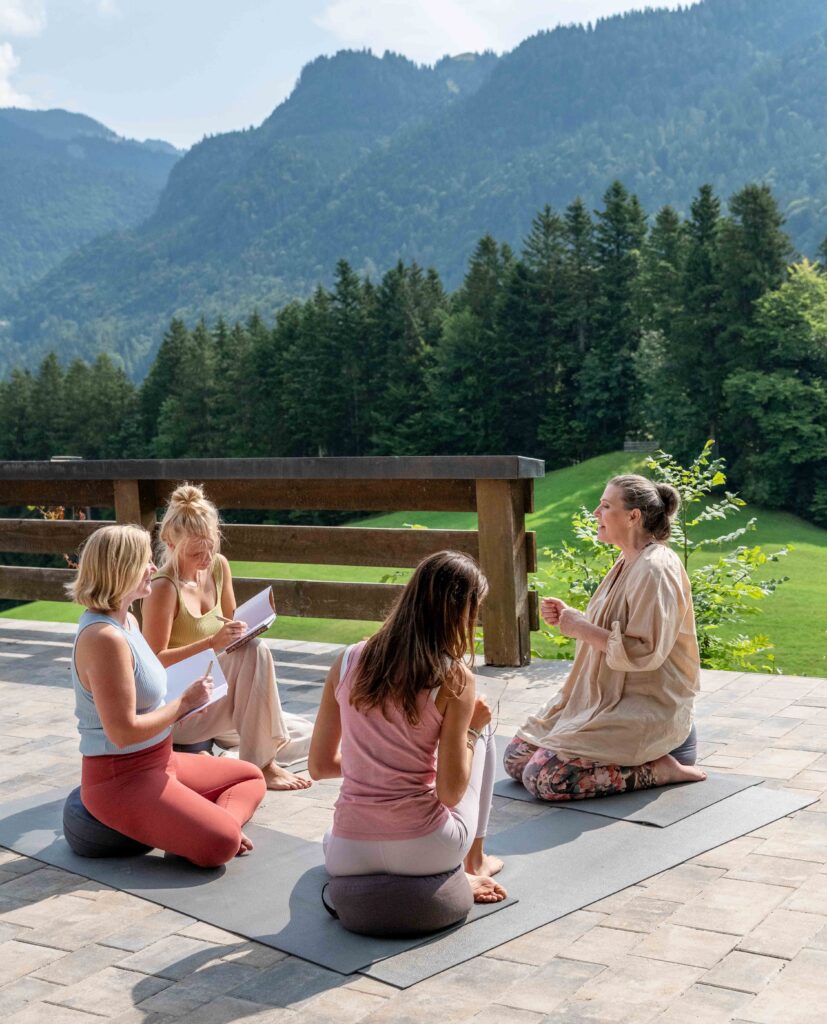 Frauen beim Coaching in der Natur