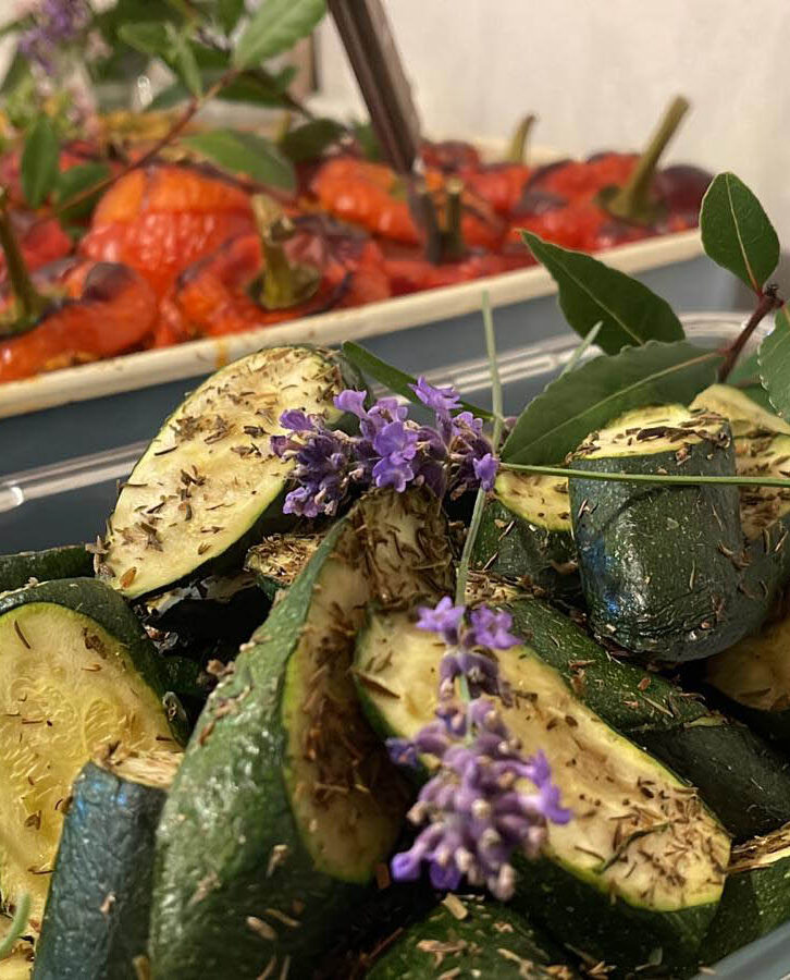 Vegetarisch-veganes Essen, angerichtete Zucchini und Paprika