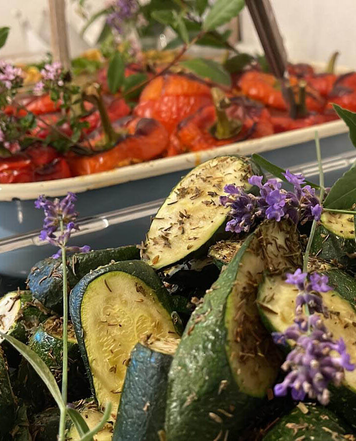 Vegetarisch-veganes Essen, angerichtete Zucchini und Paprika