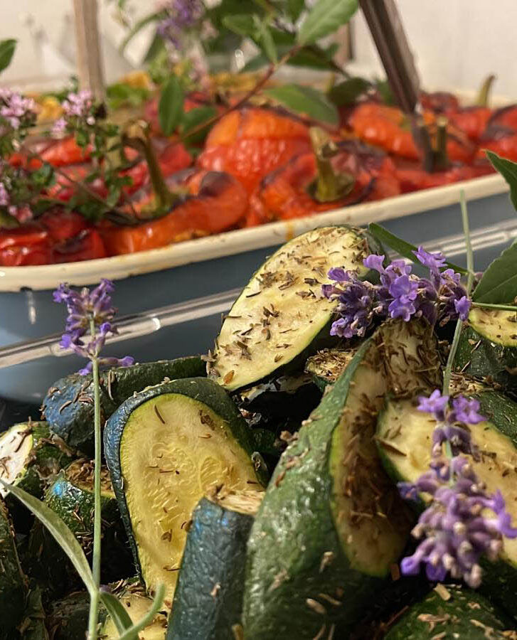 Vegetarisch-veganes Essen, angerichtete Zucchini und Paprika