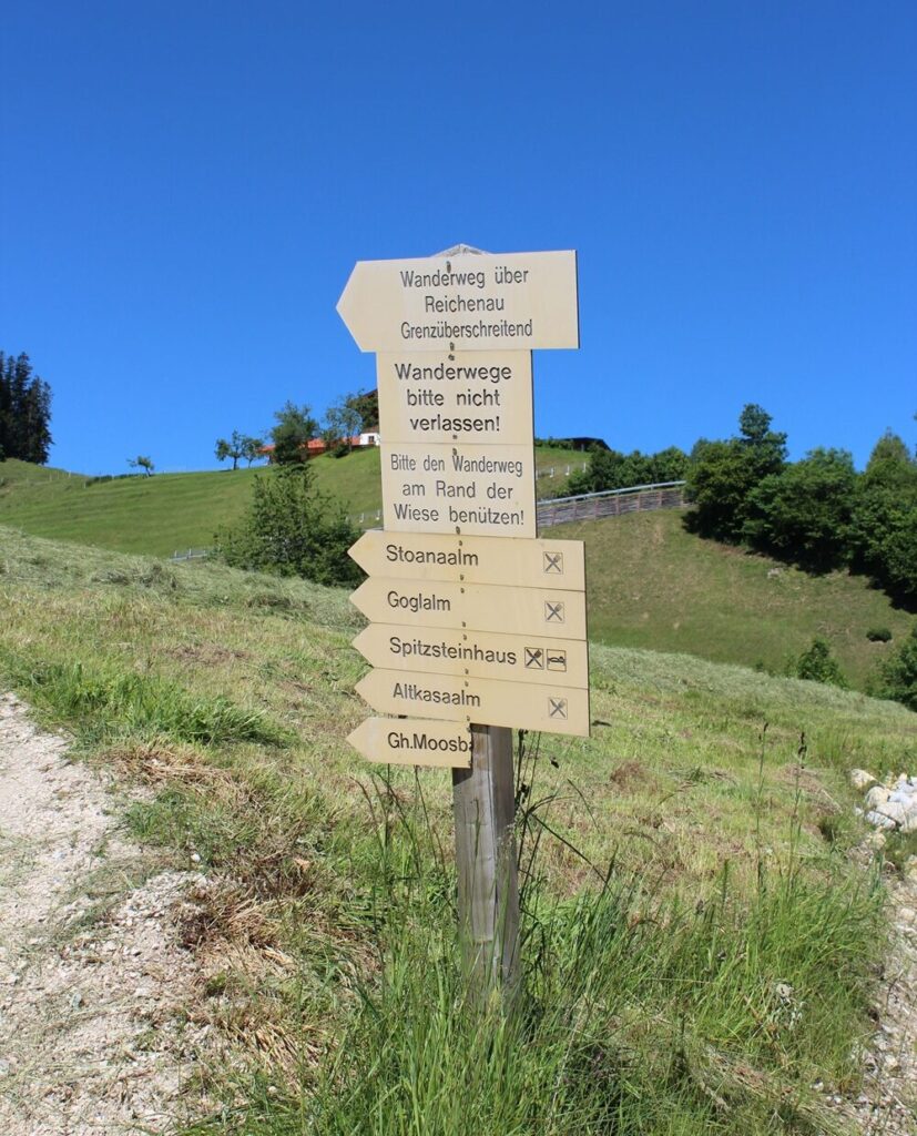 Wegweiser für Wanderwege in den Bergen