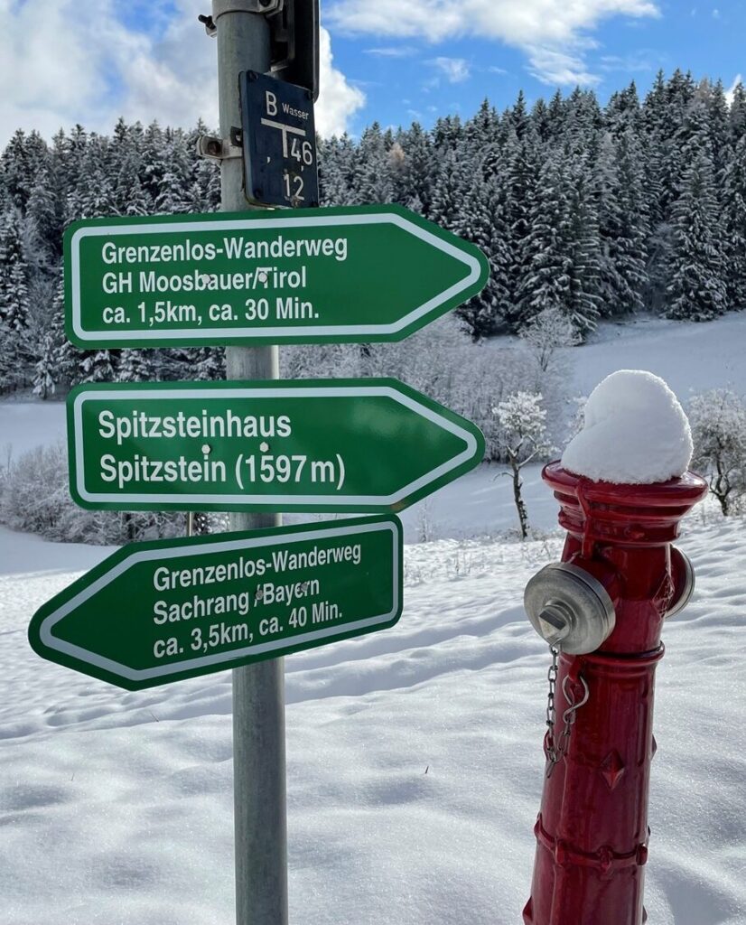 Wegweiser im verschneiten Landschaft