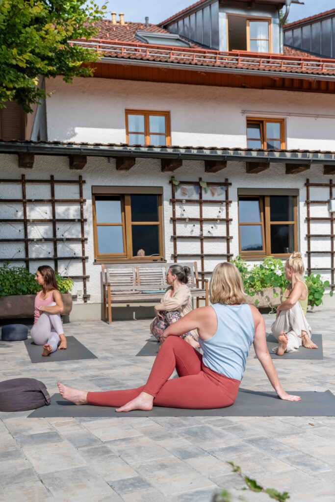 Yoga-Gruppe auf einer Terrasse
