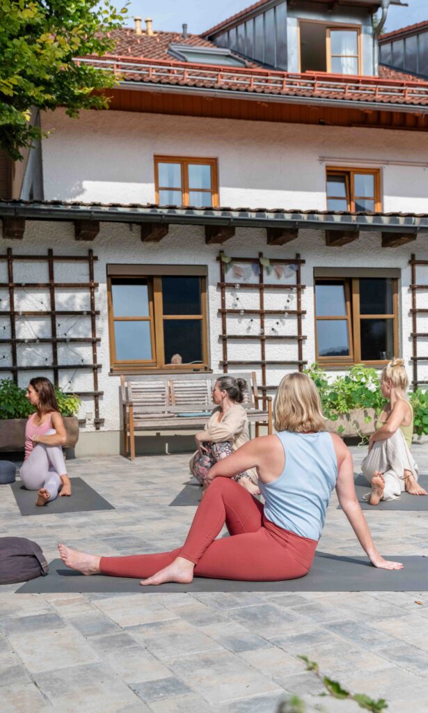 Yoga-Gruppe auf einer Terrasse