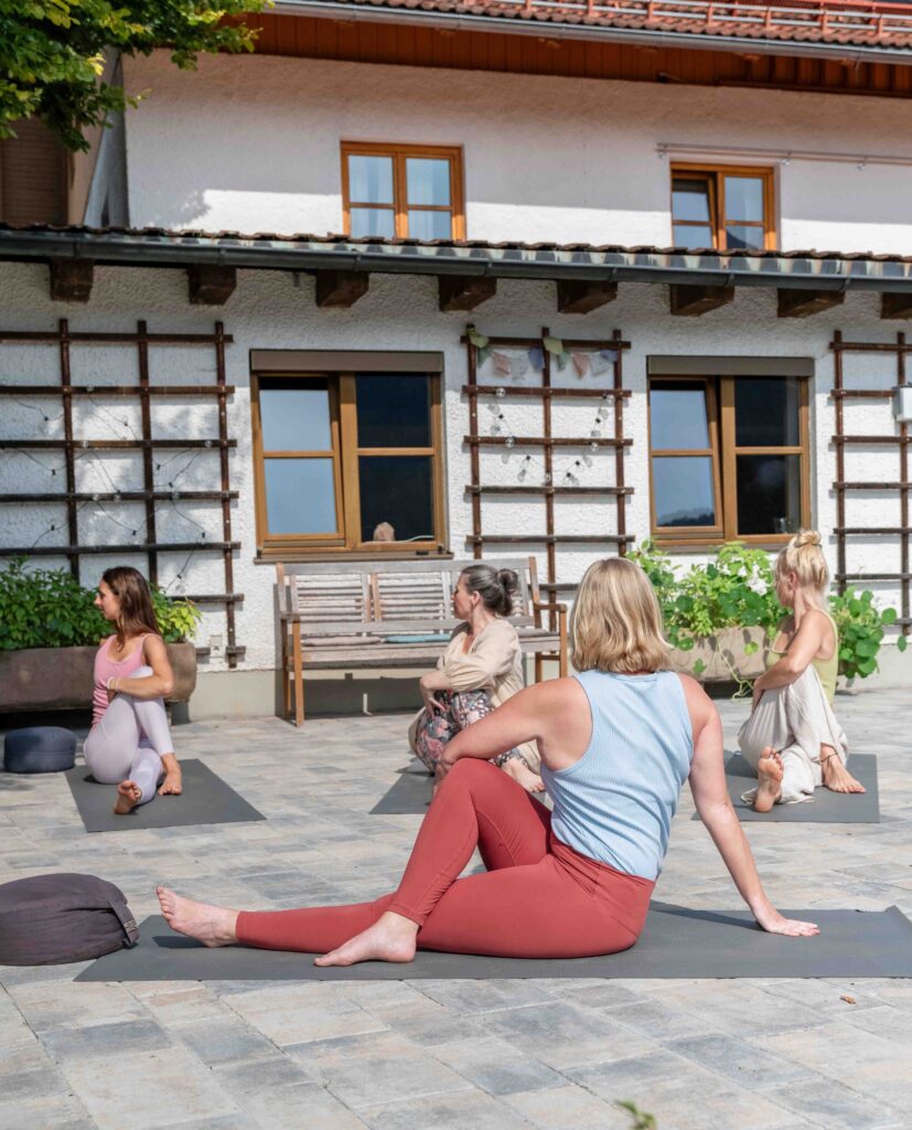 Yoga-Gruppe auf einer Terrasse
