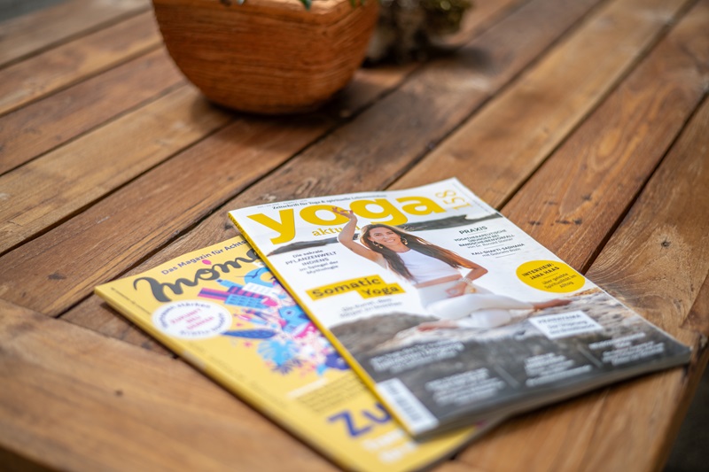zeitschriften yoga liegen auf tisch