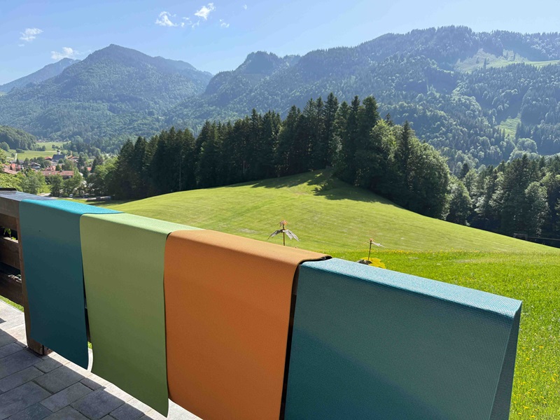 4 yogamatten hängen über terrassengeländer